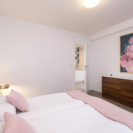 Blue And Green Apartment With Bright Pink Bedroom In Krakow By Noclegi Renters Exterior photo