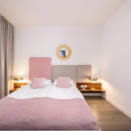 Blue And Green Apartment With Bright Pink Bedroom In Krakow By Noclegi Renters Exterior photo