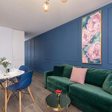 Blue And Green Apartment With Bright Pink Bedroom In Krakow By Noclegi Renters Exterior photo