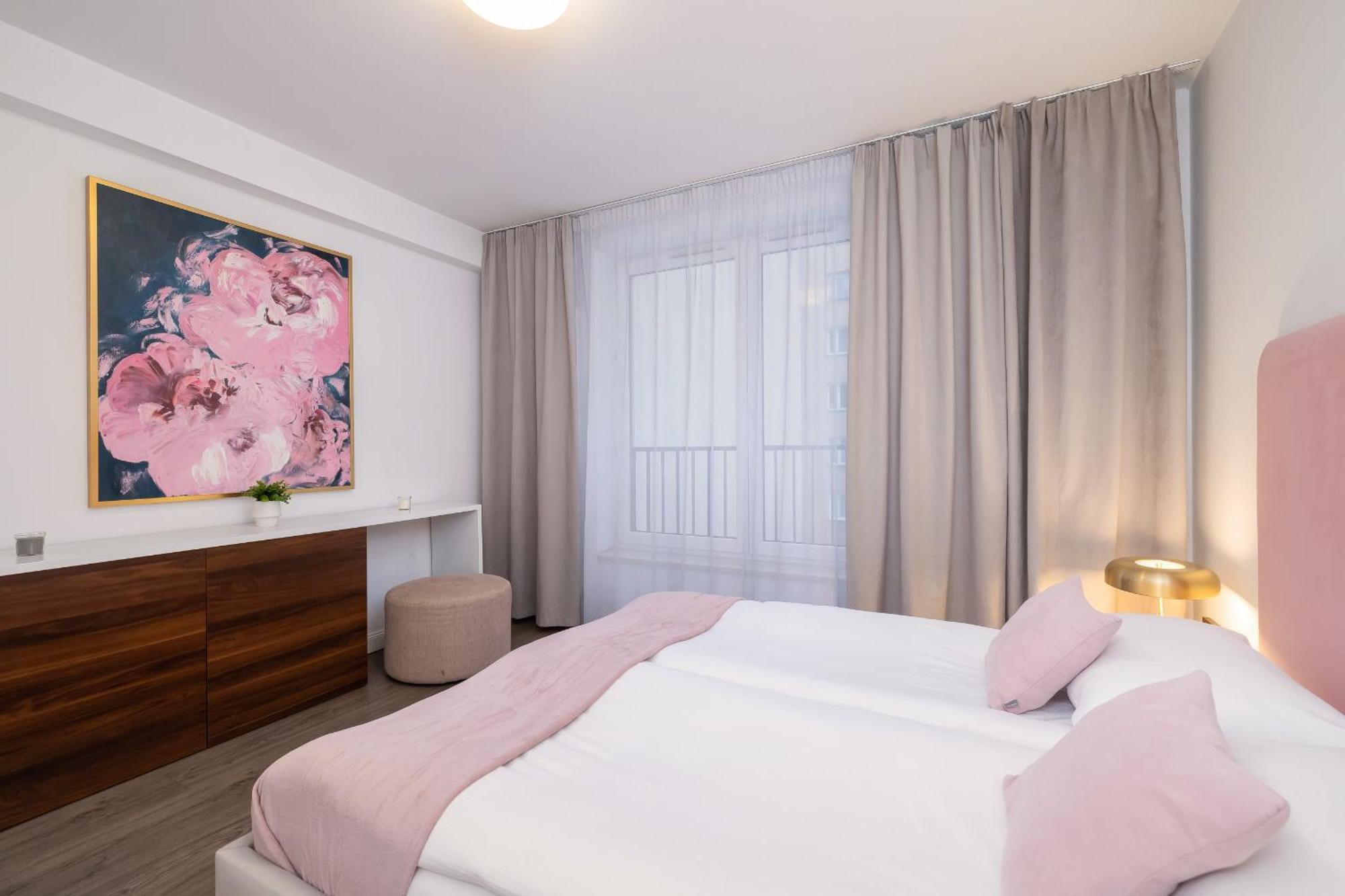 Blue And Green Apartment With Bright Pink Bedroom In Krakow By Noclegi Renters Exterior photo