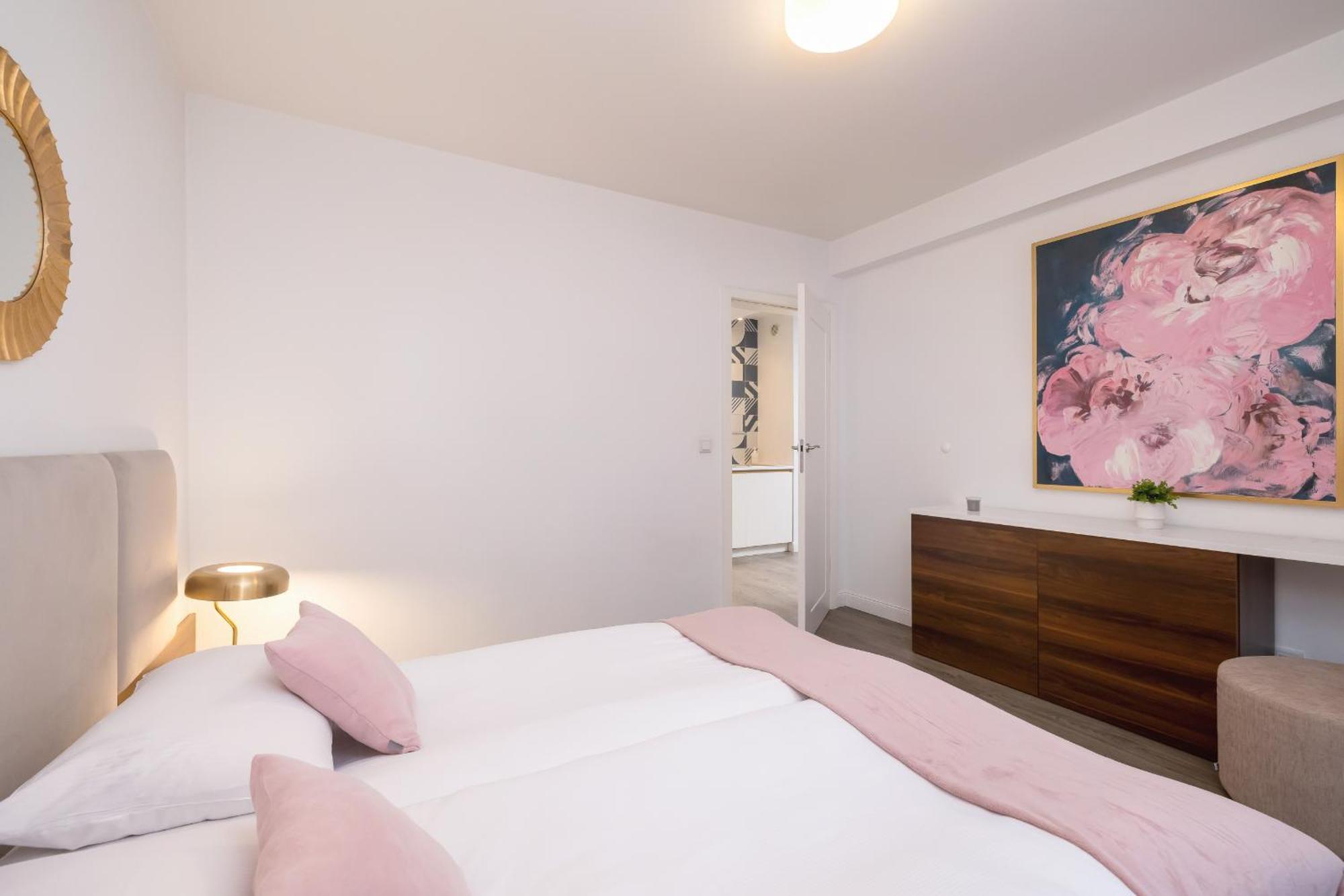 Blue And Green Apartment With Bright Pink Bedroom In Krakow By Noclegi Renters Exterior photo