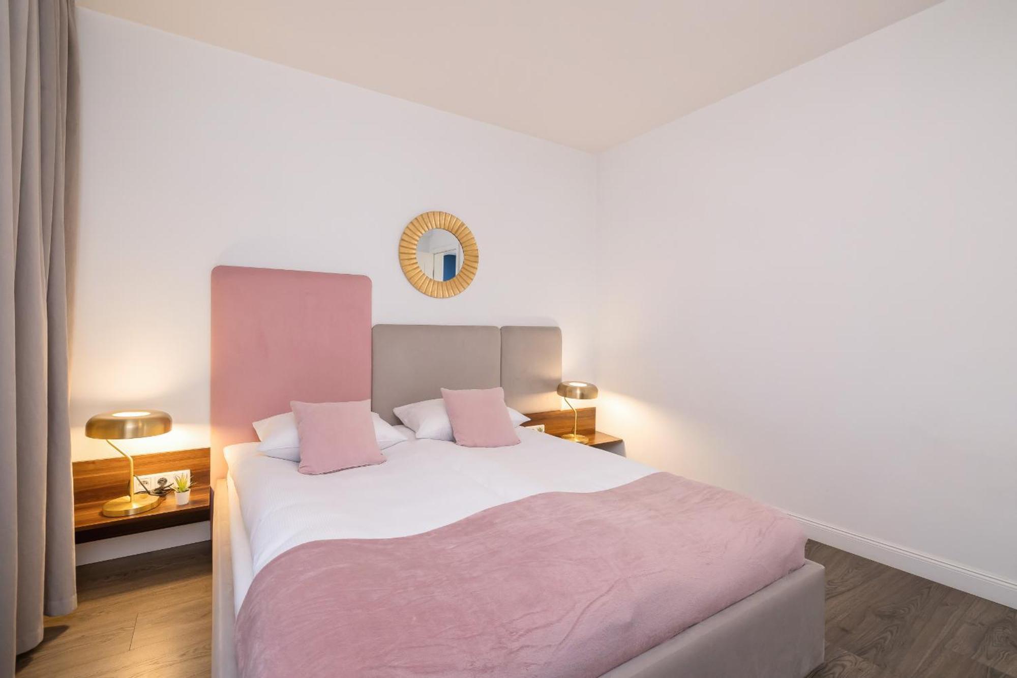 Blue And Green Apartment With Bright Pink Bedroom In Krakow By Noclegi Renters Exterior photo