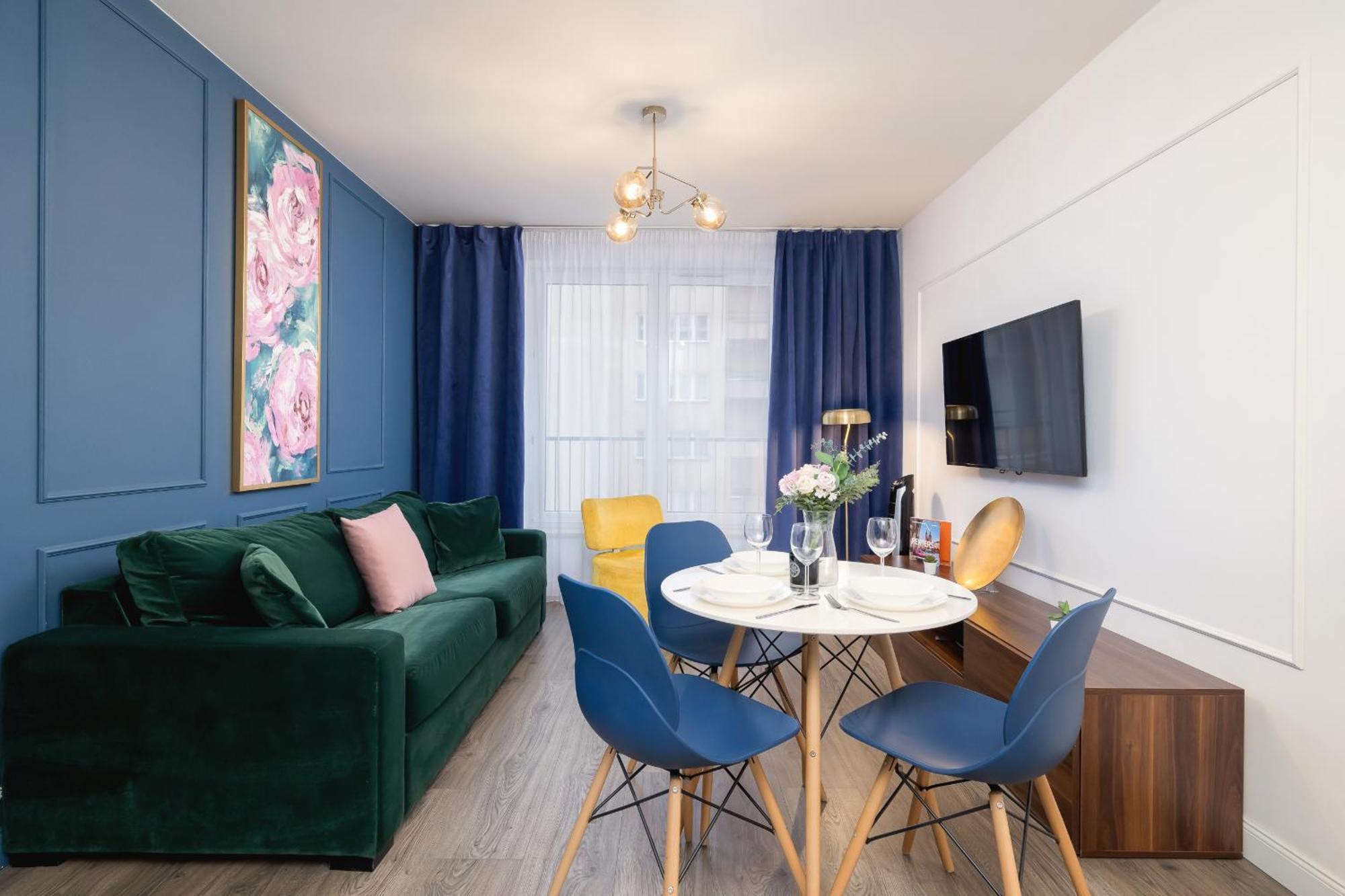 Blue And Green Apartment With Bright Pink Bedroom In Krakow By Noclegi Renters Exterior photo
