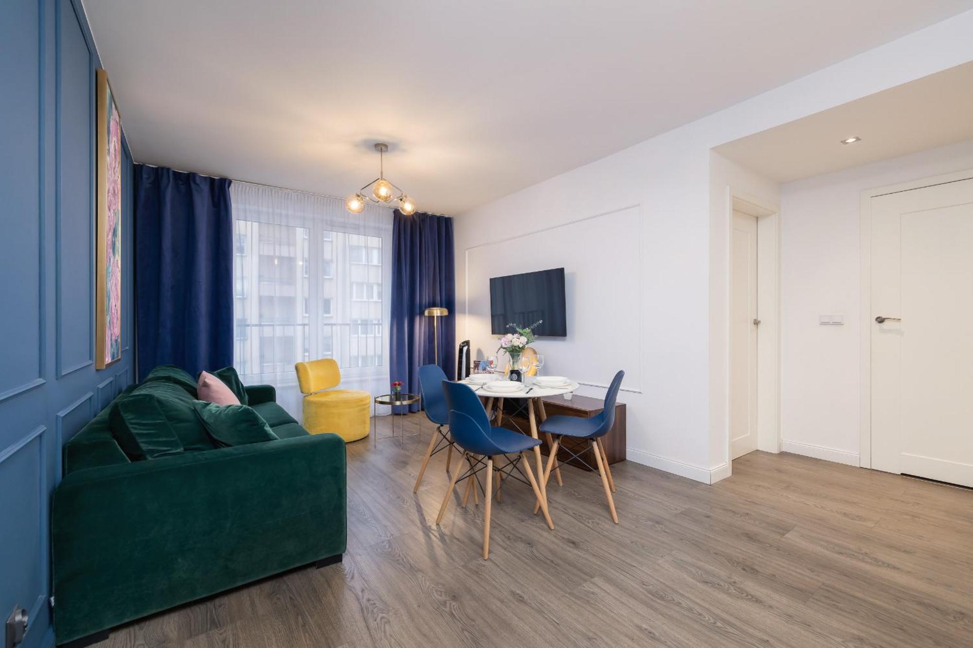 Blue And Green Apartment With Bright Pink Bedroom In Krakow By Noclegi Renters Exterior photo