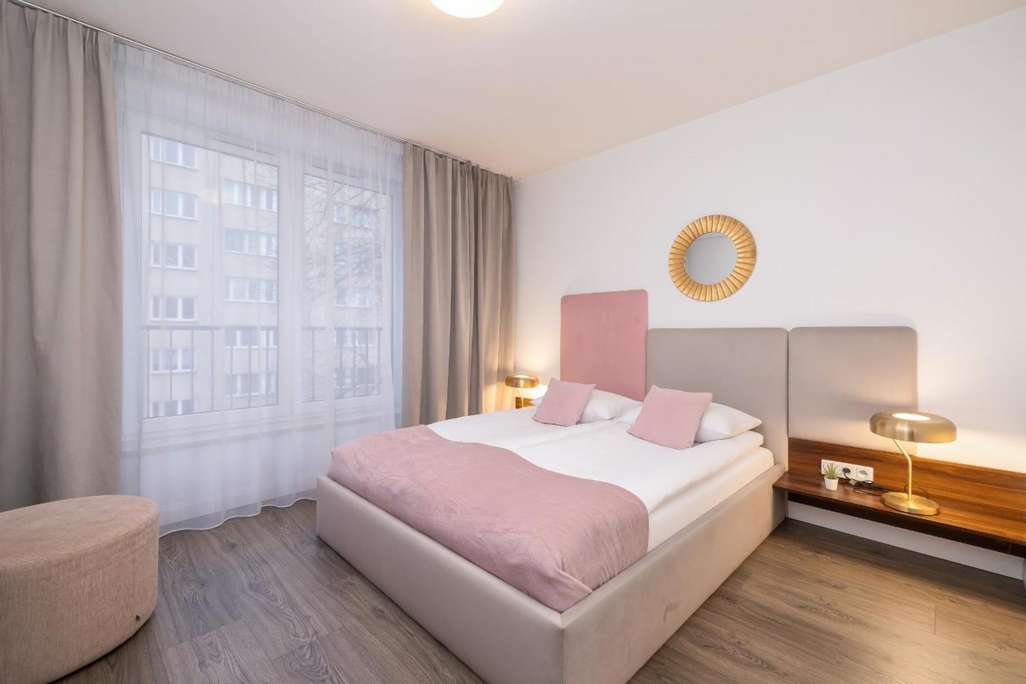 Blue And Green Apartment With Bright Pink Bedroom In Krakow By Noclegi Renters Exterior photo
