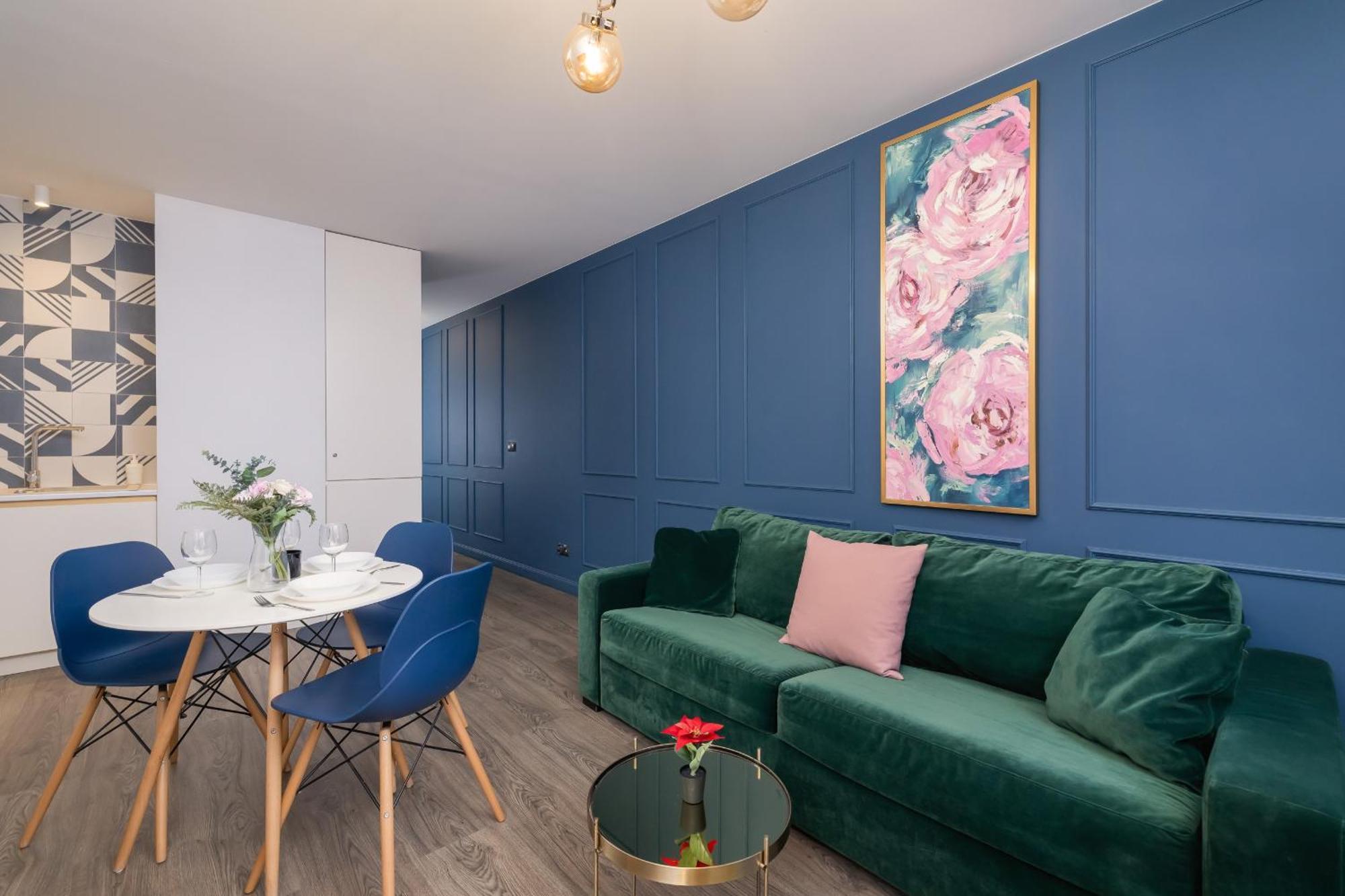 Blue And Green Apartment With Bright Pink Bedroom In Krakow By Noclegi Renters Exterior photo